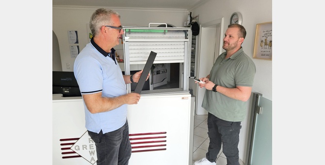 Neue Lösungen im Blick: Das ausgebaute Produktprogramm von Grewa sollen fortan auch Solarantriebe ergänzen. Michael Wilmering (r., Geschäftsführung) und Thomas Weißen (Grewa Außendienst) probieren an diesem Fensterelement das Solarprodukttrio von SELVE au