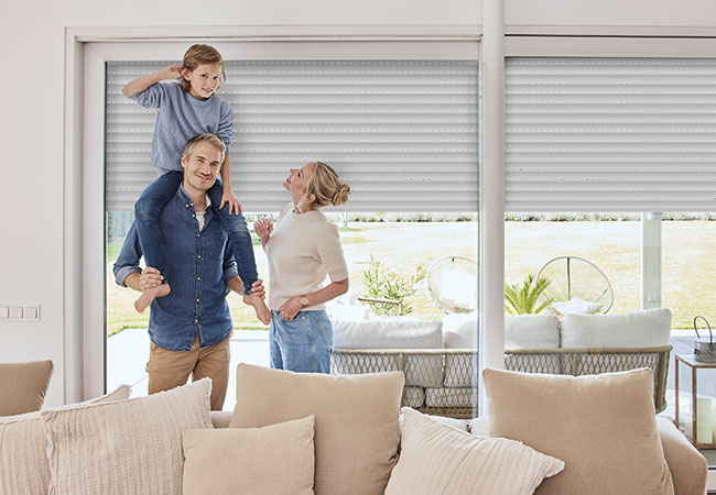 SI Pro-com Rollladenantrieb Familie am Fenster