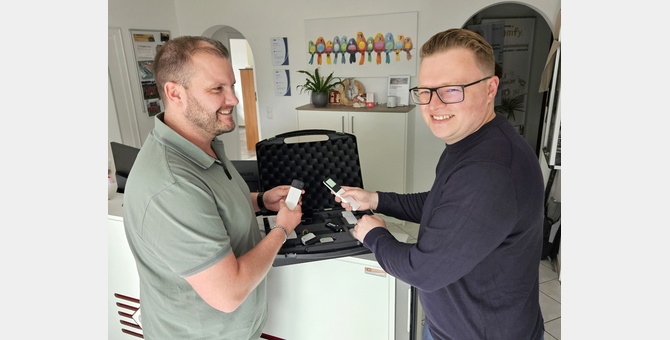 Unterstützung vor Ort: Prokurist Michael Wilmering (l.) vom Fachbetrieb Grewa wird von SELVE-Vertriebsprofi Tim Fahrenholz (r.) betreut und beraten. Dabei dreht sich auch alles um fundierte Informationen zu Innovationen sowie neuen Trends – wie hier zum F