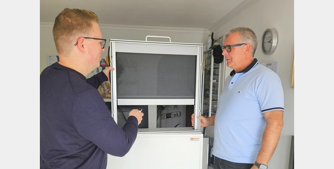 Fokus auf textile Sonnenschutzsysteme: Grewa hat sich mit Thomas Weißen (r.) als eigenen Außendienstler verstärkt, der sich mit Key Account Manager Tim Fahrenholz über die komfortable Motorisierung und Automation von Screens mit SELVE-Produkten austauscht