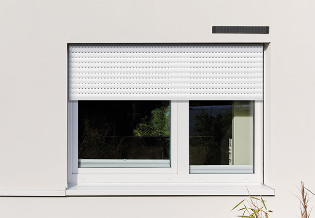 SE Solar-com Rollladenantrieb Fenster von Außen, über dem Fenster ist ein schmales Solarpanel