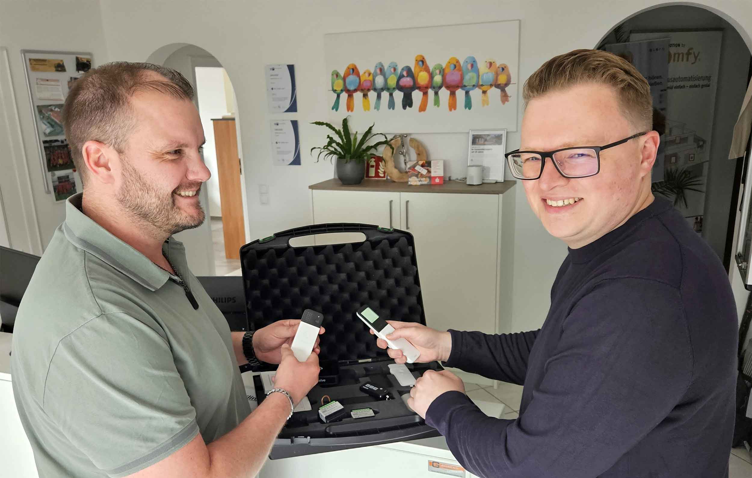 Unterstützung vor Ort: Prokurist Michael Wilmering (l.) vom Fachbetrieb Grewa wird von SELVE-Vertriebsprofi Tim Fahrenholz (r.) betreut und beraten. Dabei dreht sich auch alles um fundierte Informationen zu Innovationen sowie neuen Trends – wie hier zum F