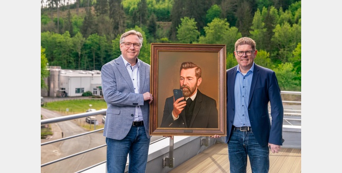 selve_doppelspitze_mit_portrait_firmengruender_670x340