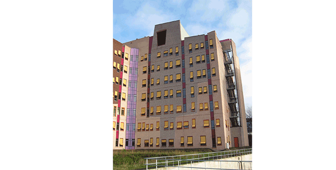 Beeindruckender Klinikneubau im niederländischen Zwolle: Für das Objekt hat das Unternehmen Schellekens & Schellekens den Sonnenschutz projektiert, gefertigt und montiert. In Bewegung kommen die Screens mit insgesamt 1800 Motoren von SELVE. 